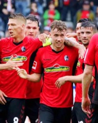  弗赖堡主场不败金身告破，防守漏洞频现  