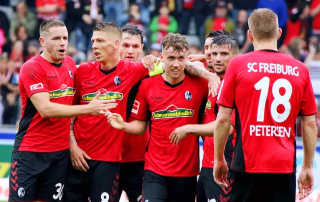  弗赖堡主场不败金身告破，防守漏洞频现  