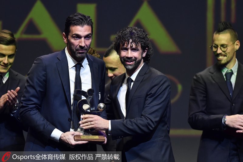 江南体育官方网站-那不勒斯主帅荣膺最佳教练，战术安排备受赞誉  