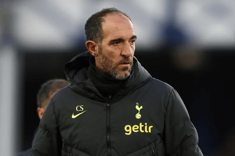  布雷斯特发现更衣室裂痕，队长公开批评年轻队员  